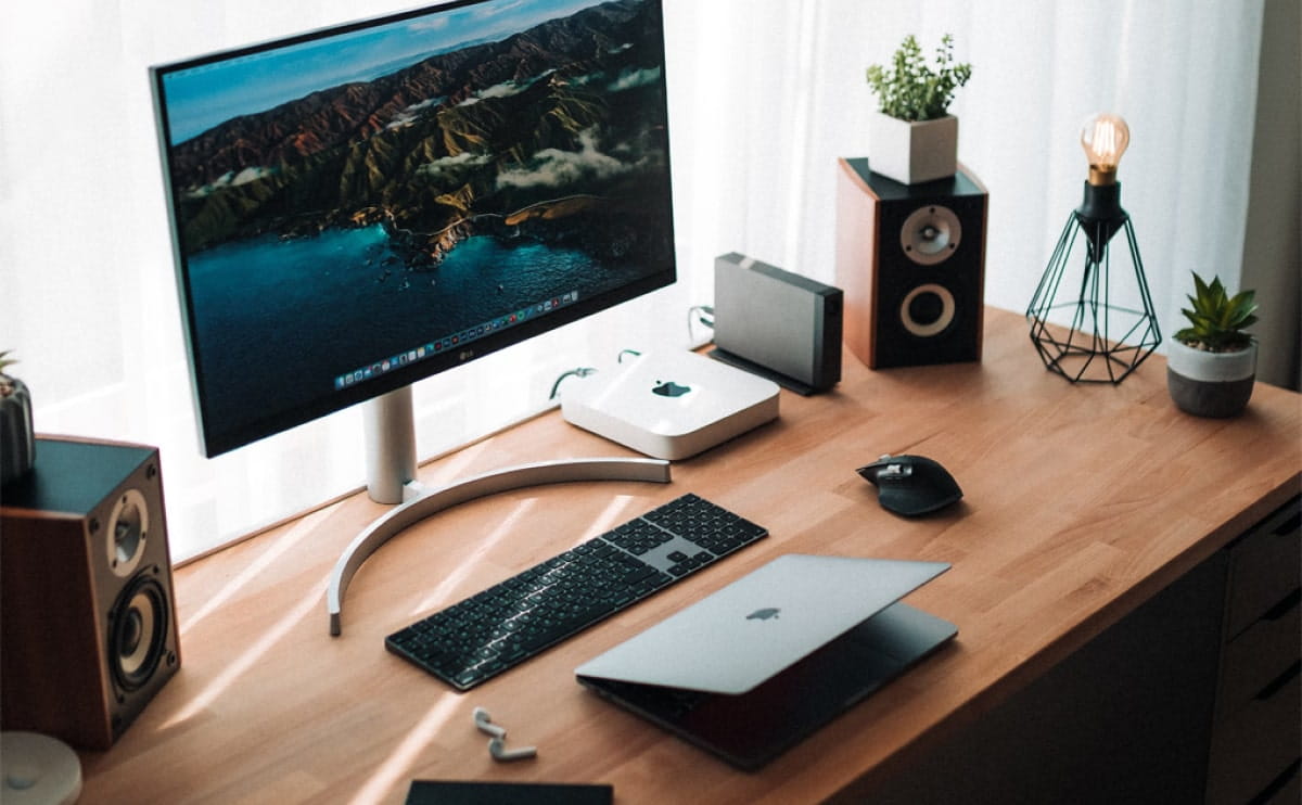 3 Minimalist Desk Setups 1 3 minimalist desk setups entry header opt